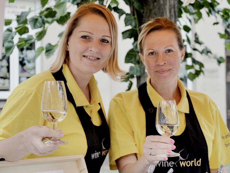 Lidé v Dobříši ochutnali vína z dvaceti zemí světa. Majitelka vinotéky Martina Konrádová na snímku vlevo. 