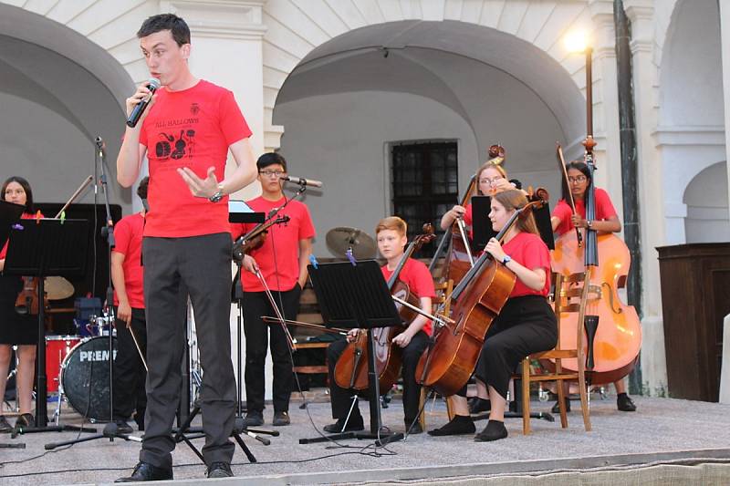 Z koncertu žáků All Hallows Catholic School na zámku v Březnici.