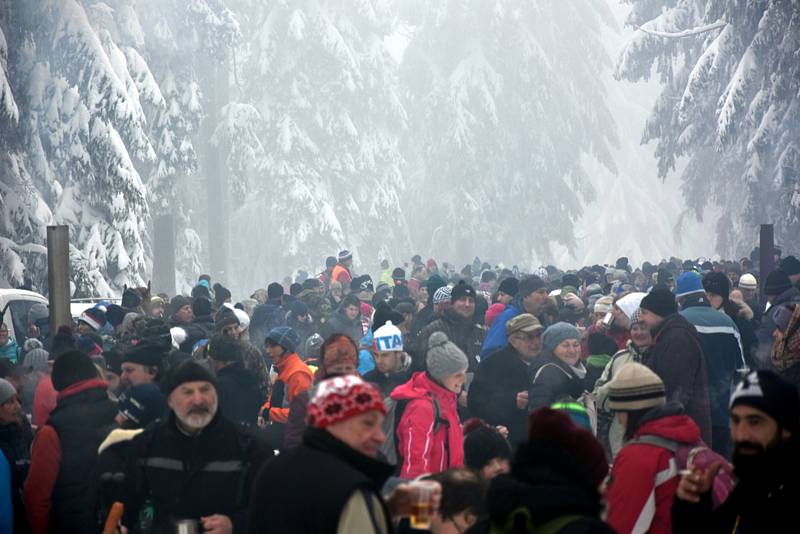 Čím výše účastníci stoupali, tím bylo okolí krásnější, v lese bylo téměř 50 centimetrů sněhu.Na Pražáku na příchozí čekaly medaile, červené razítko, pečení buřtíků a teplé alkoholické i nealkoholické nápoje.