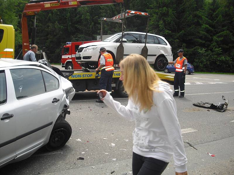 Nehoda pěti osobních aut na strakonické silnici u Bytízu.