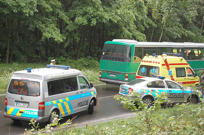 Nehoda dvou osobáků a autobusu mezi křižovatkou Háje a Milínem.