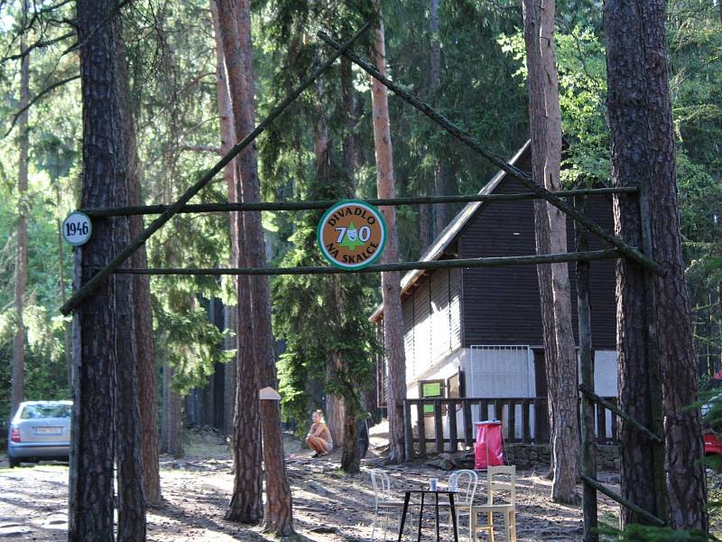 Lesní divadlo Skalka v Podlesí u Příbrami funguje od roku 1946 a sloužilo především převážně divadelním ochotníkům.