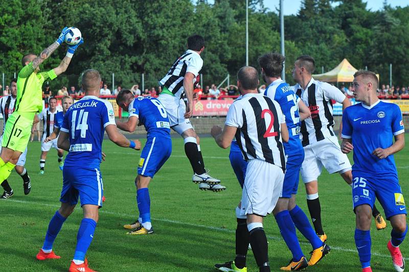 Stadion V Lipkách v Dobříši zažil ve středu v podvečer fotbalový svátek. K utkání 2. kola českého poháru MOL Cup sem přijel prvoligový tým Slovan Liberec.