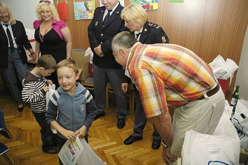 Slavnostní vyhlášení výsledků výtvarné dětské soutěže na hasičské základně.