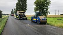 Pokládka asfaltových vrstev na dlouhodobě opravované silnici I/4 na Příbramsku.