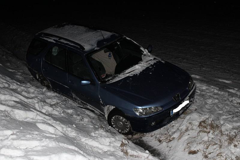 Mezi Příbramí a nájezdem na dálnici D4 ve směru na Příbram skončilo v noci na neděli 18. března auto v hlubokém příkopu mimo vozovku.