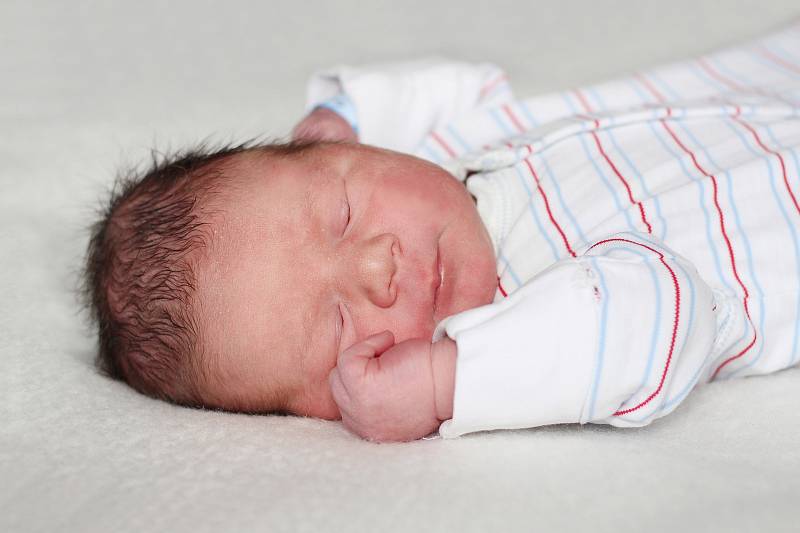Jonáš Chochola se narodil 12. srpna 2021 v Příbrami. Vážil 3610 g a měřil 50 cm. Doma v Drahlíně ho přivítali tatínek s maminkou Markétou.