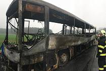 Přestože první jednotka byla na místě asi po dvanácti minutách od ohlášení požáru, autobus už byl plameny zasažen v plném rozsahu.