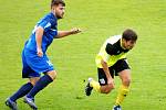 Fotbal nemá logiku. Sedlčany (ve žlutém) brzy ve va Varech prohrávaly 0:2, ale vezou od lídra senzační výhru 5:3. 