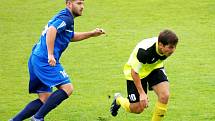 Fotbal nemá logiku. Sedlčany (ve žlutém) brzy ve va Varech prohrávaly 0:2, ale vezou od lídra senzační výhru 5:3. 