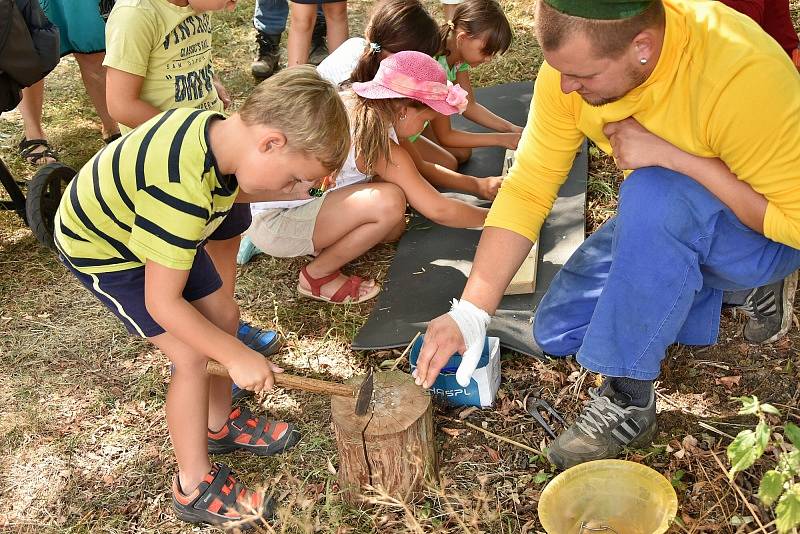 Pohádkový les v Libčicích nabídl dětem zábavu v sobotu 18. srpna. Pro děti bylo připraveno 12 soutěžních stanovišť a na každém na ně čekaly pohádkové postavy a plnění úkolů.