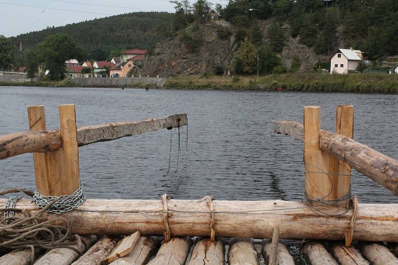 Z plavby na padesátimetrovém voru neboli prameni v Kamýku nad Vltavou.