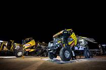 Týmy mechaniků pracují na Dakaru dlouho do noci