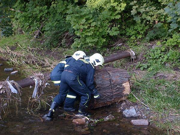 Příbramští dobrovolní hasiči odklidili z Příbramského potoka spoustu naplavenin