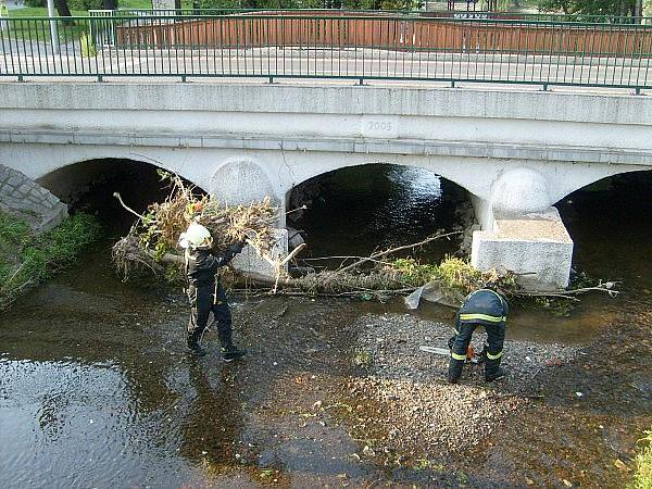 Příbramští dobrovolní hasiči odklidili z Příbramského potoka spoustu naplavenin