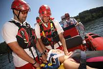 Záchranáři z Vodní záchranné služby Červeného kříže na slapské přehradě.
