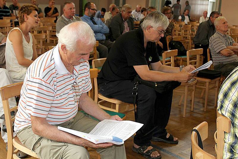 Úterní veřejné jednání v příbramské sokolovně k dokumentaci EIA ohledně záměru těžby kameniva z haldy č. 15 u Brodu.