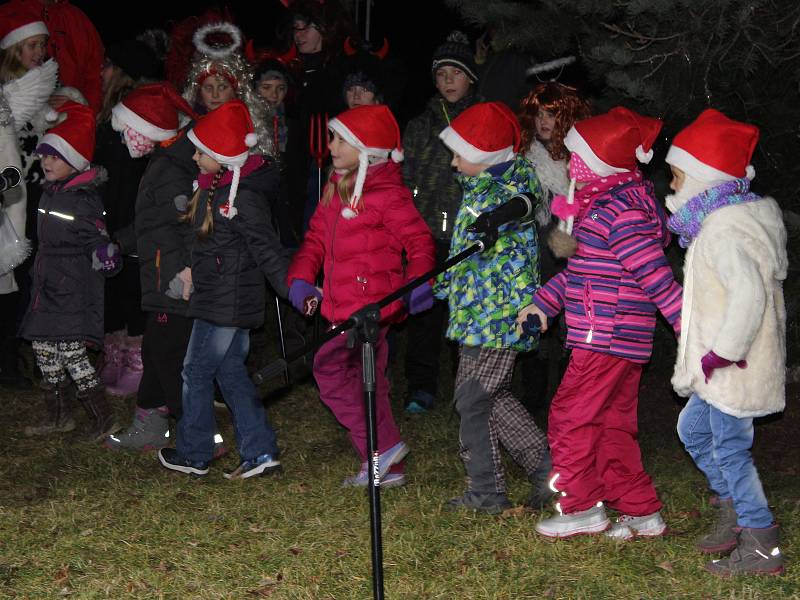 Rozsvěcení stromečku o prvním adventním svátku si užily děti ze Základní školy a mateřské školy Stará Huť, zpívaly a tančily v maskách a potom si společně s menšími dětmi stromek ozdobily.