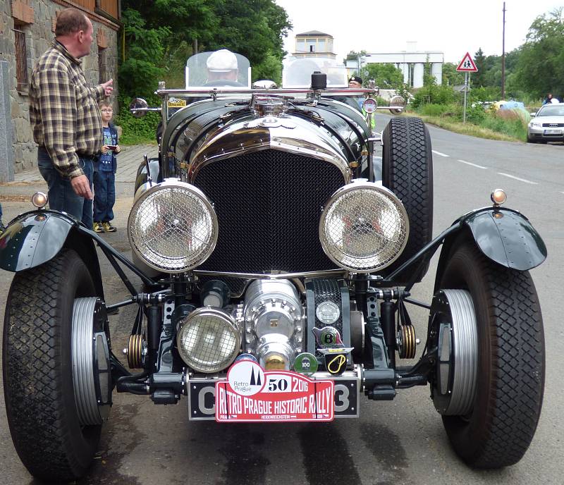 Sedmnáctý ročník Retro Prague Historic Rally vedl letos i přes města a obce benešovského a příbramského okresu.