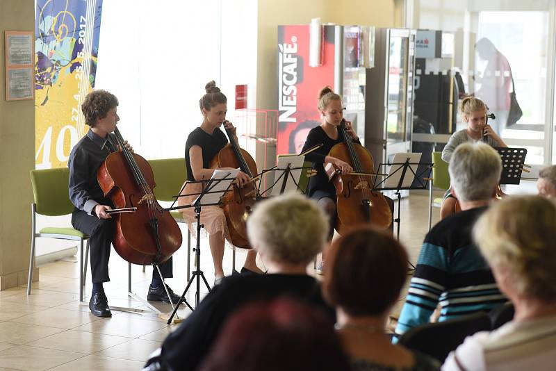 Oblastní nemocnice v Příbrami se v  týdnu stala dějištěm hned dvou vystoupení, která spadala pod Festival Antonína Dvořáka.