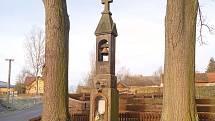 Kamenná tesaná zvonička z roku 1907 ve Zvěstoníně.