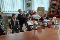 Děti na návštěvě kanceláře starosty v Příbrami.