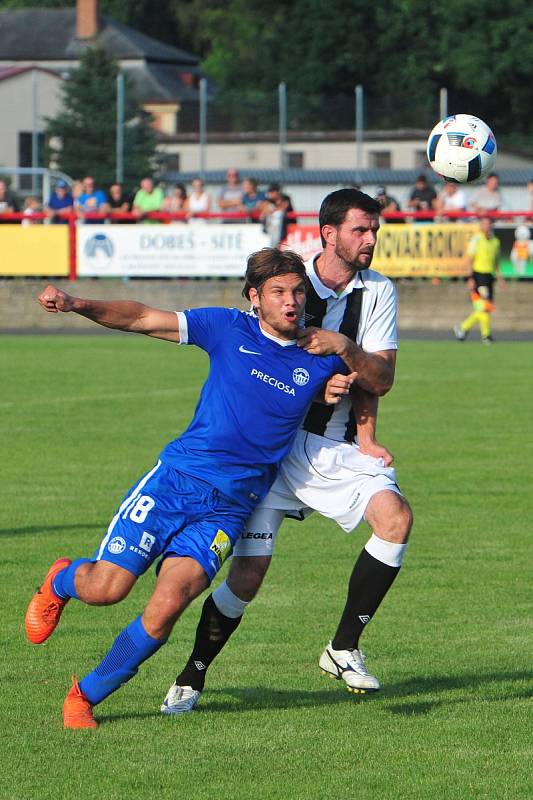 Stadion V Lipkách v Dobříši zažil ve středu v podvečer fotbalový svátek. K utkání 2. kola českého poháru MOL Cup sem přijel prvoligový tým Slovan Liberec.