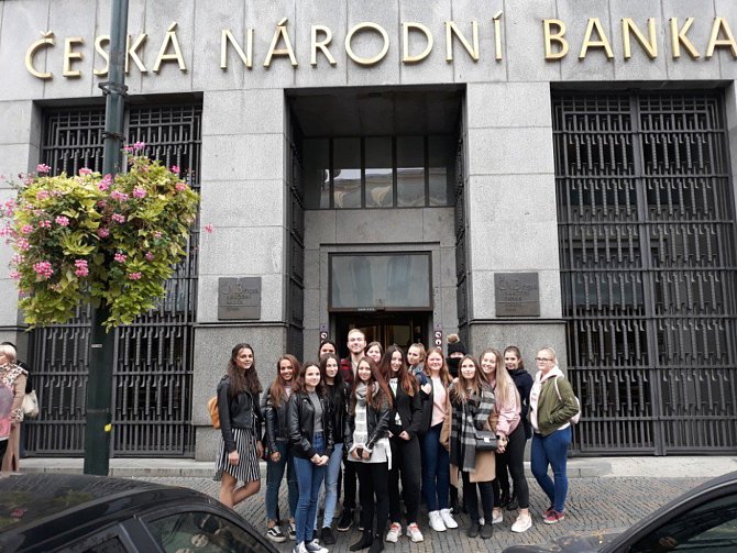 Březničtí studenti získávali vědomosti v České národní bance.