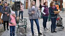 Mezinárodní týden nošení dětí v Pražské ulici v Příbrami.
