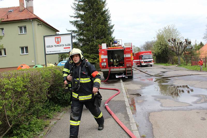 Na místě zasahovali profesionální i dobrovolní hasiči ze širokého okolí.