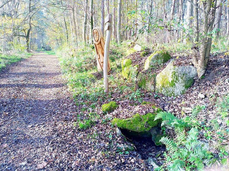 Jarní studánka i s poustevníkem.