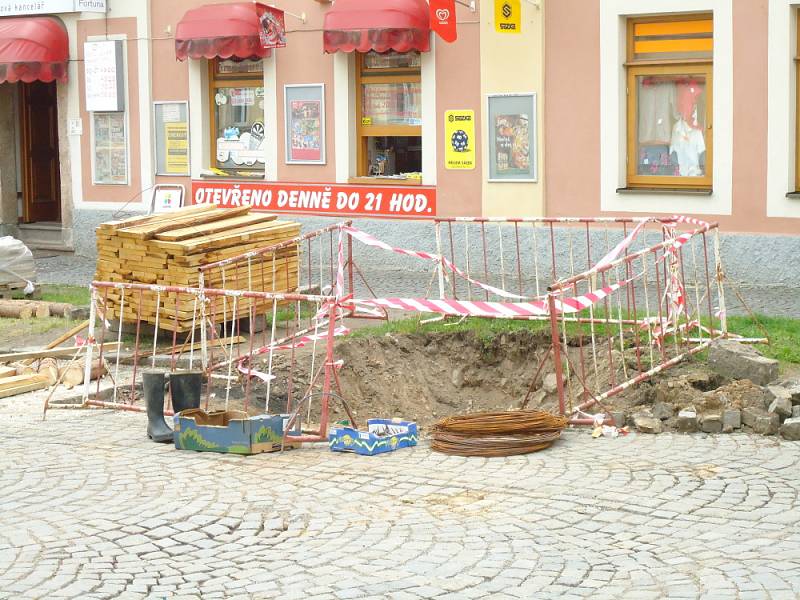 Uzavírka části dobříšského náměstí kvůli rekonstrukci komunikace.