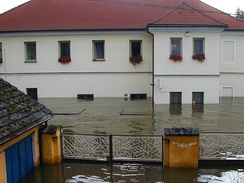 Obecní úřad Kamýku nad Vltavou při povodních v roce 2002. 