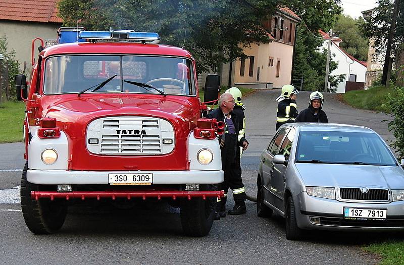 Požár budovy bývalého zemědělského statku v Ouběnicích. Podnikalo v nich několik firem. Foto: Markéta Lišková