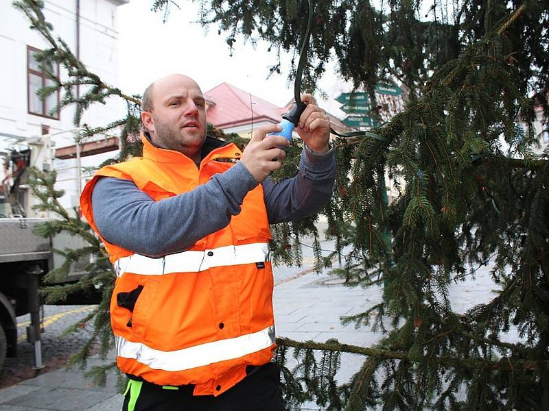 Instalace žárovek na vánoční strom na Václavském náměstí v Pražské ulici v Příbrami.