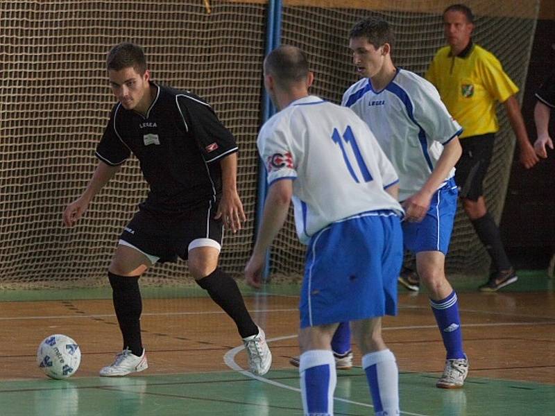 Pohár ČMFS ve futsalu: OTH Hořovice (černí) - Alpina Slaný (9:6).