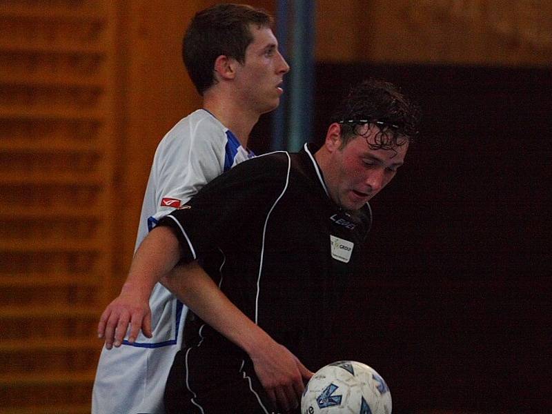 Pohár ČMFS ve futsalu: OTH Hořovice (černí) - Alpina Slaný (9:6).