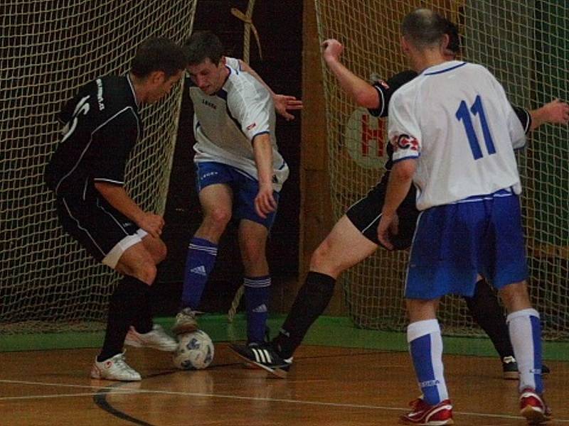 Pohár ČMFS ve futsalu: OTH Hořovice (černí) - Alpina Slaný (9:6).