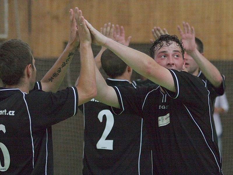 Pohár ČMFS ve futsalu: OTH Hořovice (černí) - Alpina Slaný (9:6).