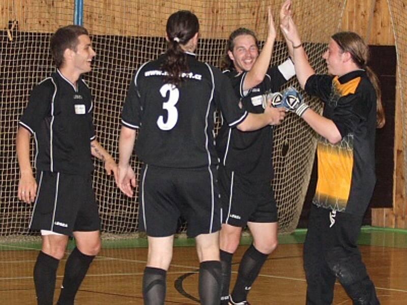 Pohár ČMFS ve futsalu: OTH Hořovice (černí) - Alpina Slaný (9:6).