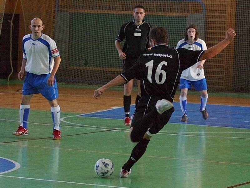 Pohár ČMFS ve futsalu: OTH Hořovice (černí) - Alpina Slaný (9:6).