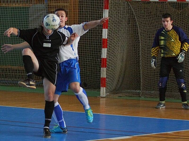 Pohár ČMFS ve futsalu: OTH Hořovice (černí) - Alpina Slaný (9:6).