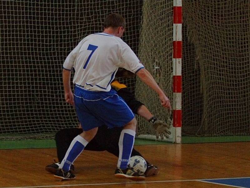 Pohár ČMFS ve futsalu: OTH Hořovice (černí) - Alpina Slaný (9:6).