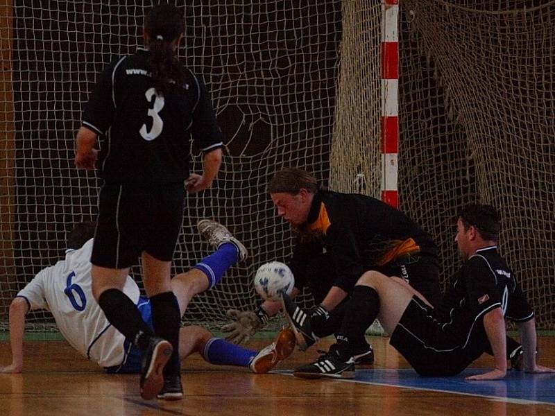 Pohár ČMFS ve futsalu: OTH Hořovice (černí) - Alpina Slaný (9:6).