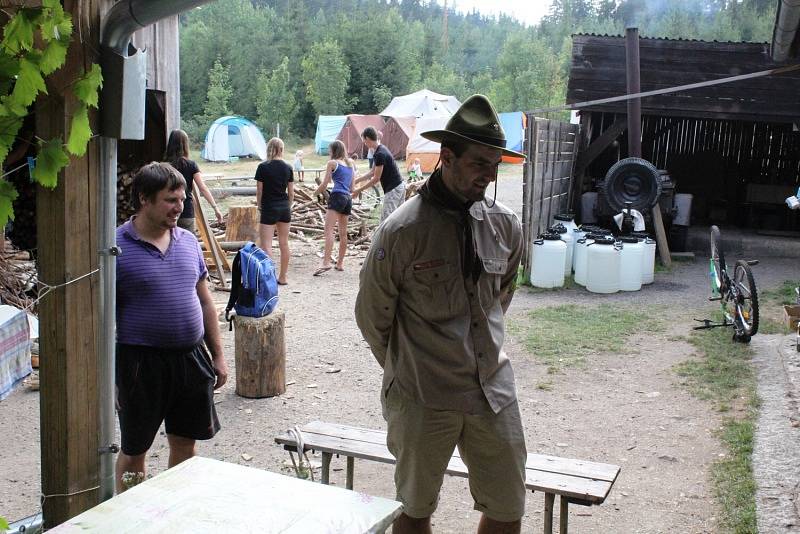 Skauti z Rožmitálu táboří v lokalitě Na Dědku v Brdských lesích.