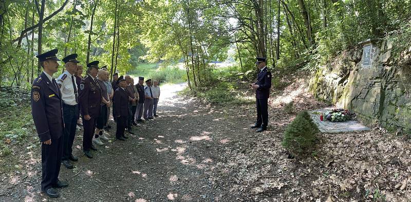 Pietní akce u památníčku a na hrobě tragicky zesnulého hasiče Jiřího Krýsla.