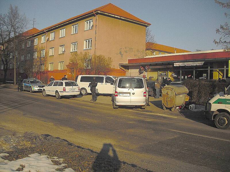 Policie při zatýkání u Horníku v Příbrami.