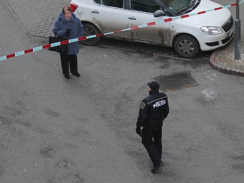 Policisté hlídají přístup do budovy České pošty a přilehlých ulic. 