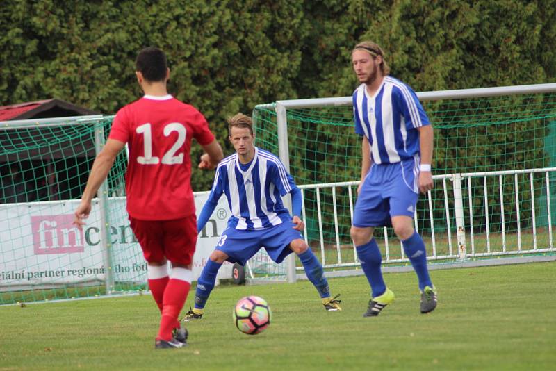 Fotbalisté Nového Strašecí (v modrobílém) porazili na svém hřišti Velim 2:1.