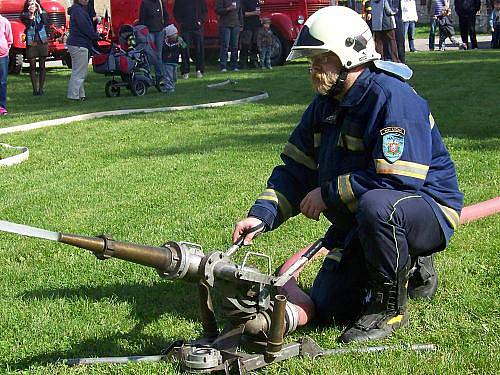 Setkání historické hasičské techniky v Řevničově